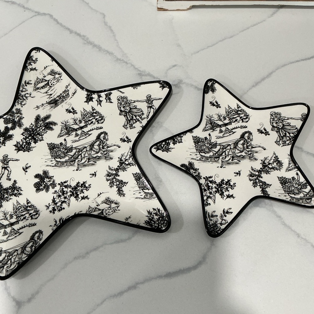 Star-Shaped Black and White Bakeware Set